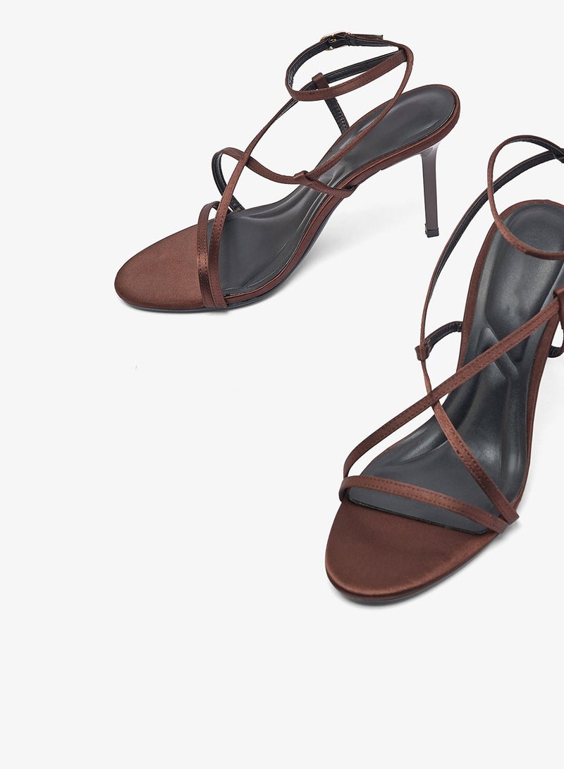 ايلا ليمتد اديشن صنادل بكعب عالٍ بتفاصيل حزام من الساتان - Image 4