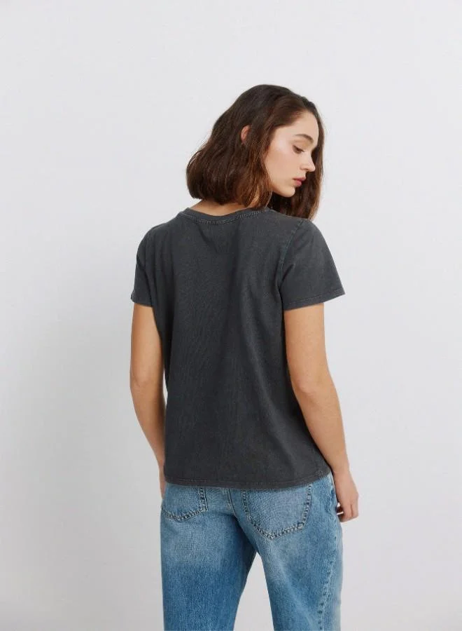 Springfield  Washed grey sustainable cotton straight fit short sleeve round neck graphic print T-shirt for Women | Best Price UAE