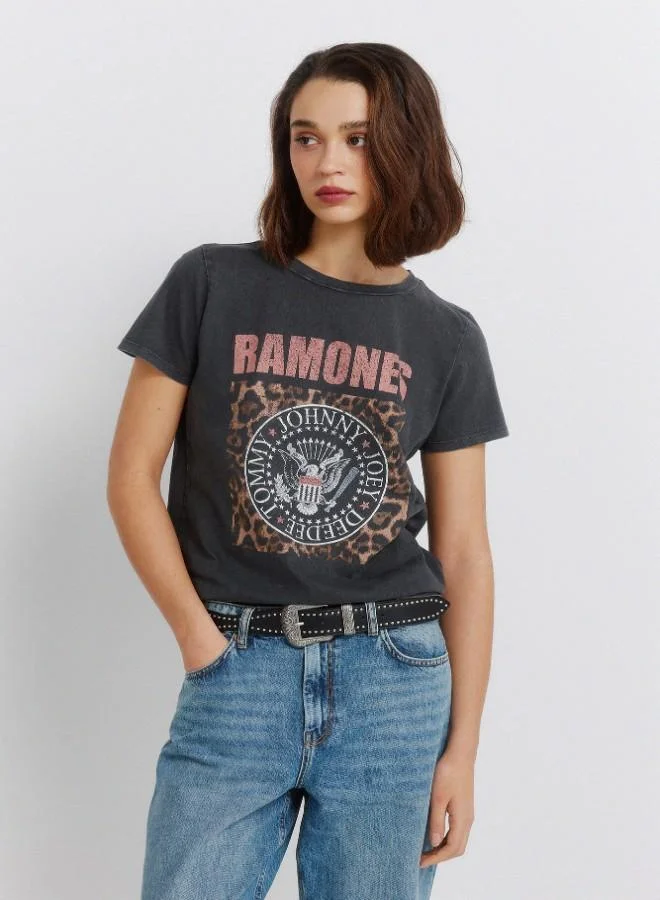 Springfield  Washed grey sustainable cotton straight fit short sleeve round neck graphic print T-shirt for Women | Best Price UAE