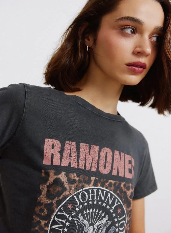 Springfield  Washed grey sustainable cotton straight fit short sleeve round neck graphic print T-shirt for Women | Best Price UAE