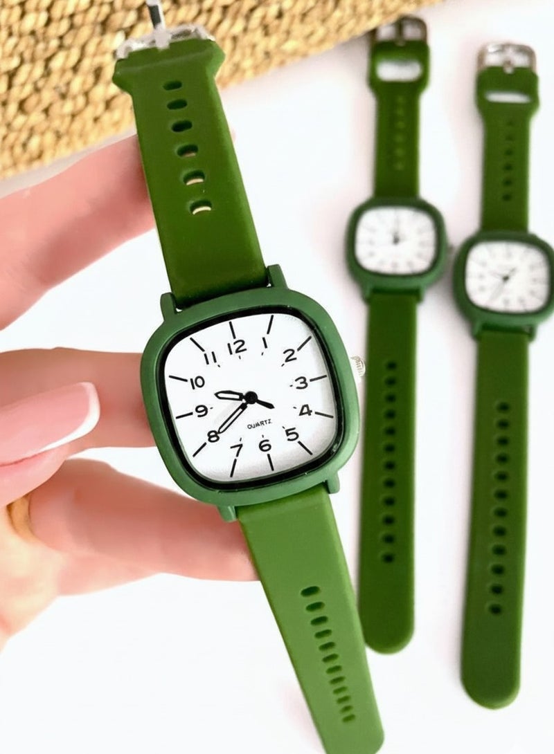 Women's Water Resistant  Watch With plastic strap  Colur