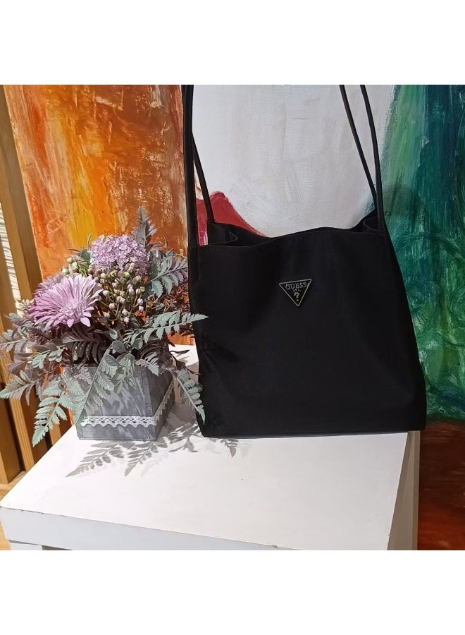 جيست حقيبة كتف كبيرة الحجم من Guess (أسود) - Image 1