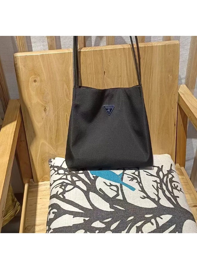 جيست حقيبة كتف كبيرة الحجم من Guess (أسود) - Image 2