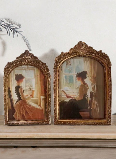 Vintage Carved Photo Frame – Classic Retro Design with Ornamental Arch, Perfect for Tabletop or Wall Display, Elegant Gift for Home Decor and Special Memories (Random Photo Paper Included)