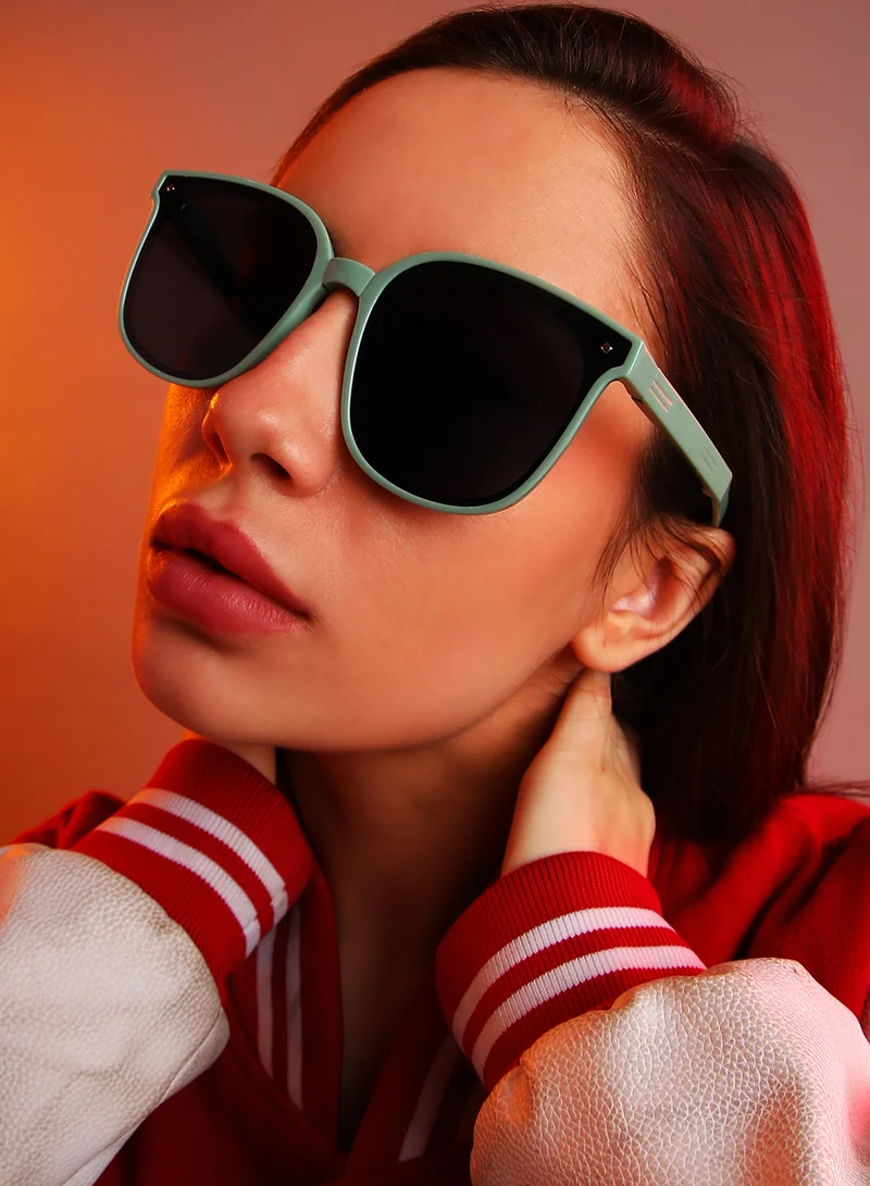 صوص هاوت هاوت صوص نظارة شمسية للجنسين قابلة للطي بتصميم واي فيرر للاستخدام اليومي | مقاس واحد | إطار بولي كربونات أخضر | عدسة مستقطبة سوداء | إطار كامل | نظارات نسائية وبناتي