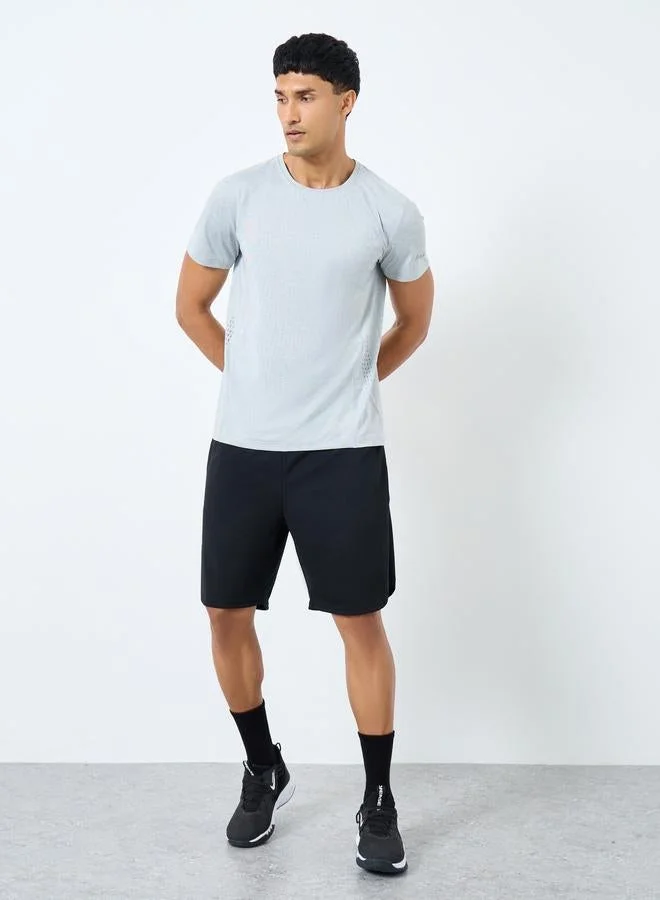 ستايلي اكتيف تيشيرت سريع الجفاف بتفاصيل طبعات على الأكمام