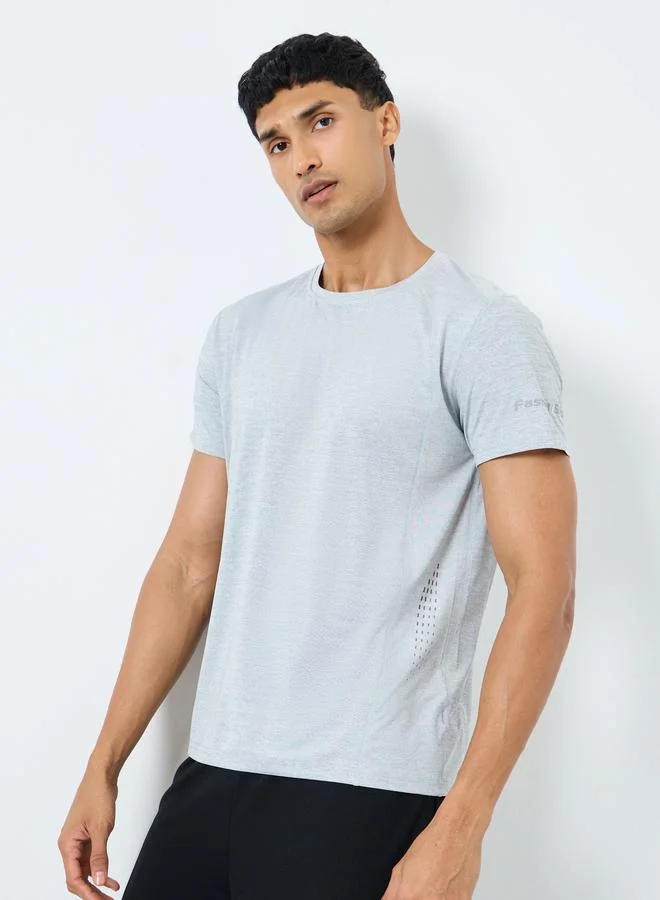 ستايلي اكتيف تيشيرت سريع الجفاف بتفاصيل طبعات على الأكمام