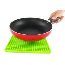 Iktu Iktu Asier Silica Gel Heat Resistant Pot Holder Square Disc Pads for Car Dashboard Dining Table Place Mat Coasters (Assorted Colour) - Pack of 2 - Image 4