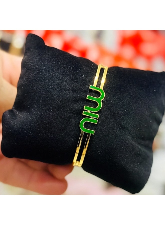 مياو مياو اسورة استانلس ذهبي كلاسيكي أنيق للنساء - تصميم بسيط وعصري _ اكسسوارات حريمي - اكسسوارات حريمي استانلس - مجوهرات ـ اكسسوارات _اسورة .