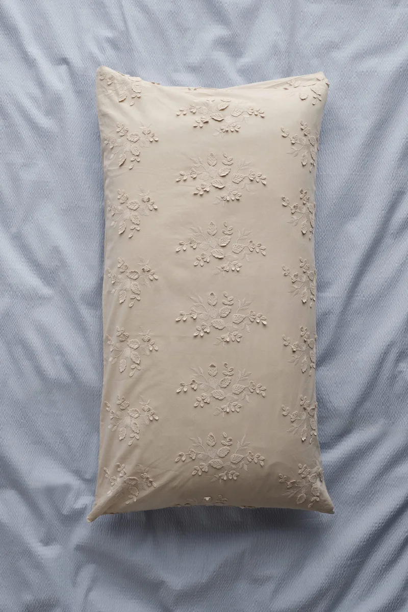 اتش اند ام غطاء وسادة قطني بتفاصيل تطريز