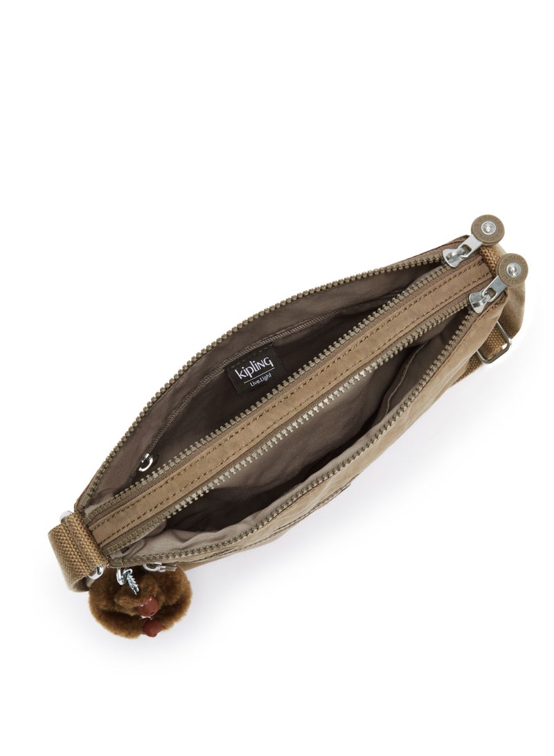 كيبلينغ حقيبة الكتف متوسطة الحجم ألفار عابرة للجسم باللون الكاكي - Image 4