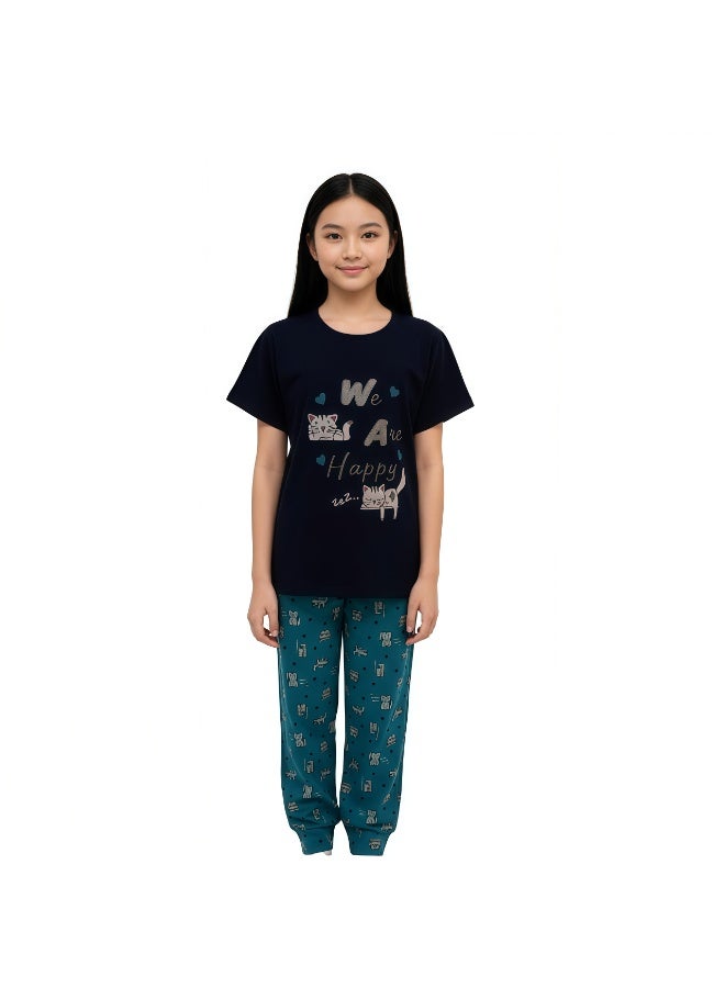 جوانا طقم بيجاما بناتي بطبعة نحن سعداء، قميص بأكمام قصيرة وبنطال طويل، كحلي - Image 1
