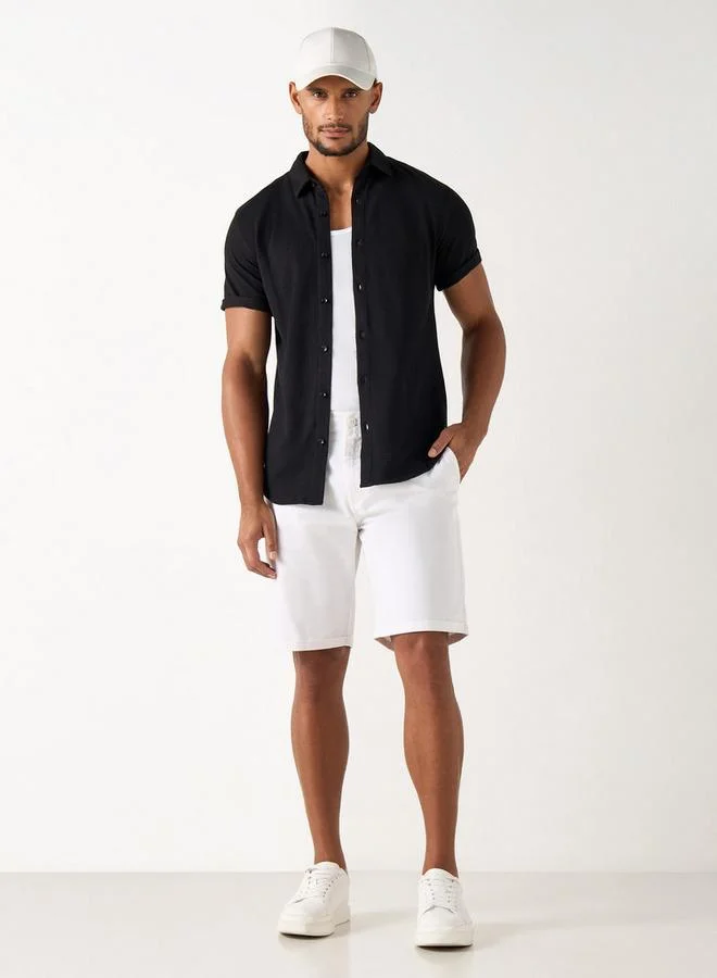 ايكونيك قميص بارز الملمس بقصة سليم وأكمام قصيرة ووصلة أزرار من أيكونيك