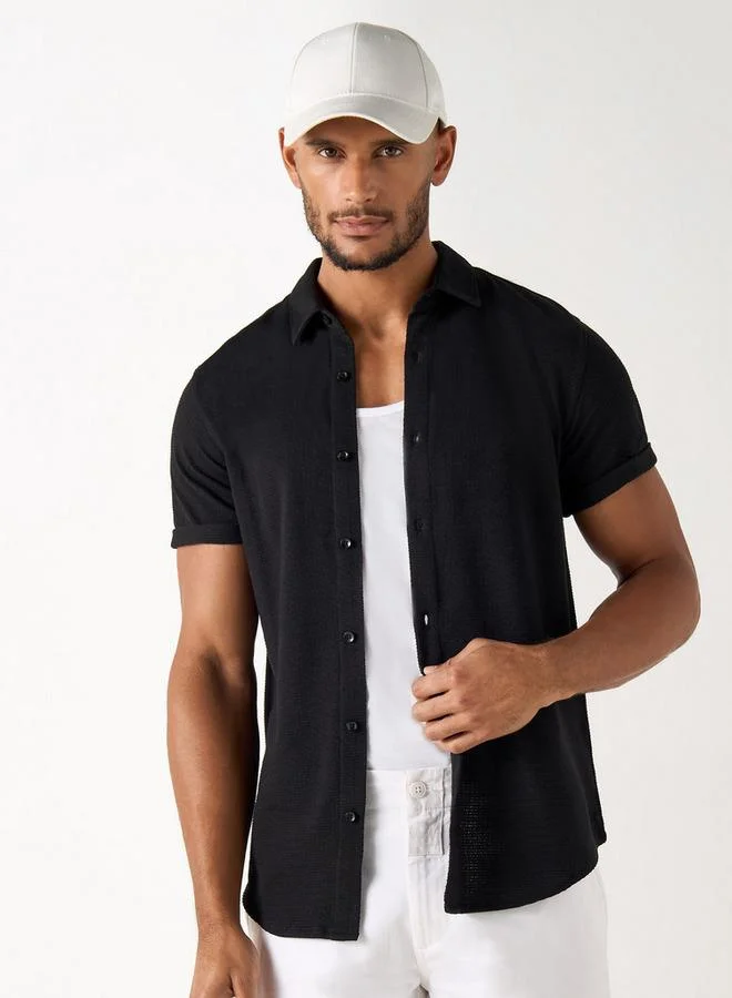 ايكونيك قميص بارز الملمس بقصة سليم وأكمام قصيرة ووصلة أزرار من أيكونيك