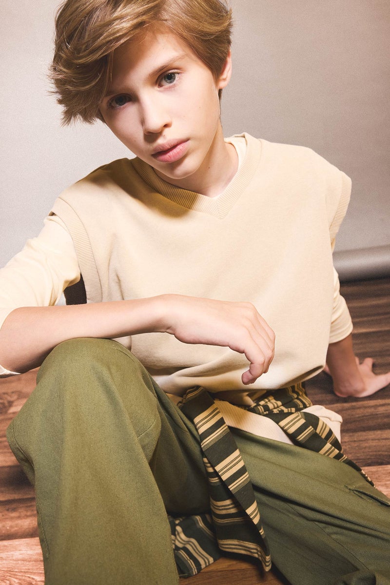 ديفاكتو سترة بدون أكمام بفتحة رقبة على شكل حرف V ومقاس كبير للأولاد - Image 1