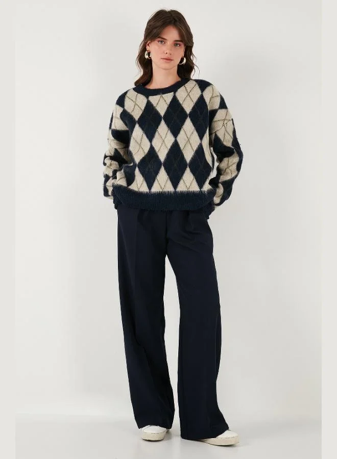 ليلا كنزة نسائية بياقة دائرية بقصة واسعة ونقش ماسي وملمس ناعم