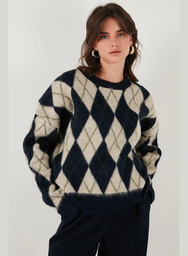 ليلا كنزة نسائية بياقة دائرية بقصة واسعة ونقش ماسي وملمس ناعم