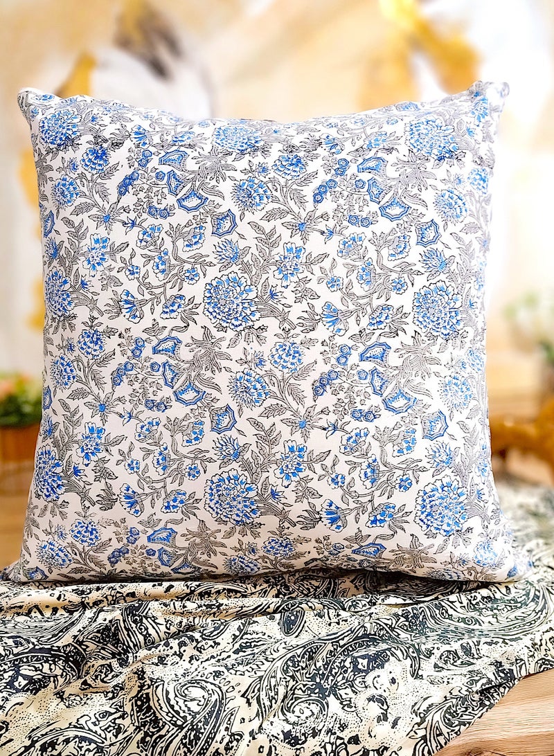 أوجريا غطاء وسادة من القطن العضوي الفاخر مطبوع يدويًا باللونين الأزرق والأبيض 65 سم × 65 سم - Image 2