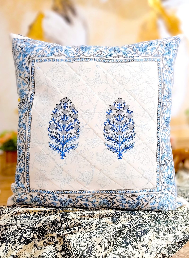 أوجريا غطاء وسادة من القطن العضوي الفاخر مطبوع يدويًا باللونين الأزرق والأبيض 65 سم × 65 سم - Image 1