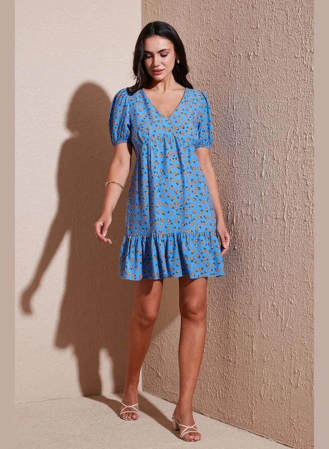 ليلا فستان قصير بنقوش وياقة على شكل حرف  وأكمام بالون للنساء من ليلا