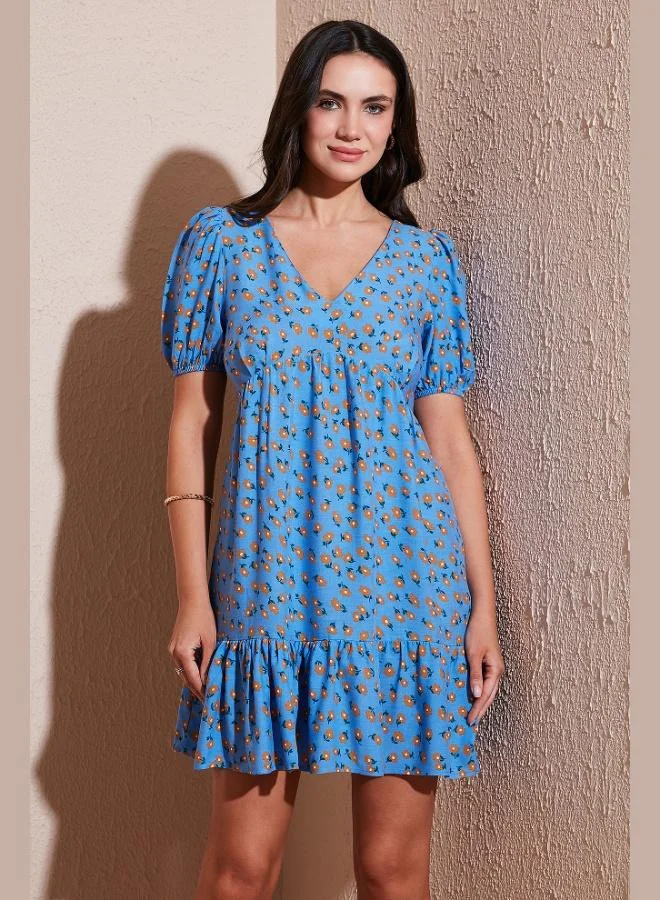 ليلا فستان قصير بنقوش وياقة على شكل حرف  وأكمام بالون للنساء من ليلا