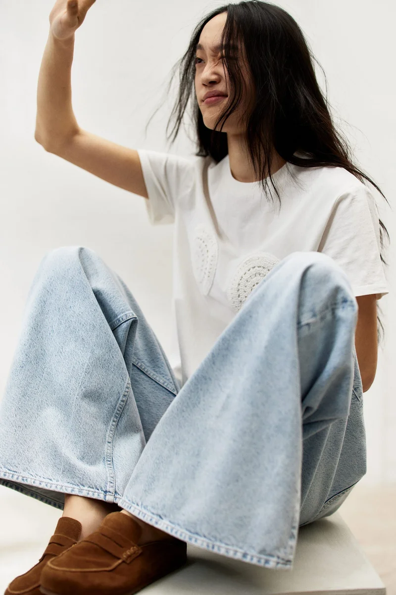 اتش اند ام تي-شيرت بتفاصيل زخرفة