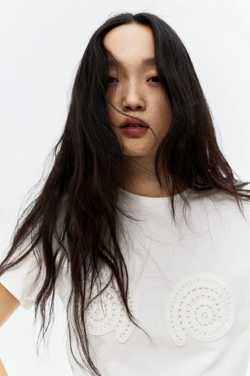 اتش اند ام تي-شيرت بتفاصيل زخرفة