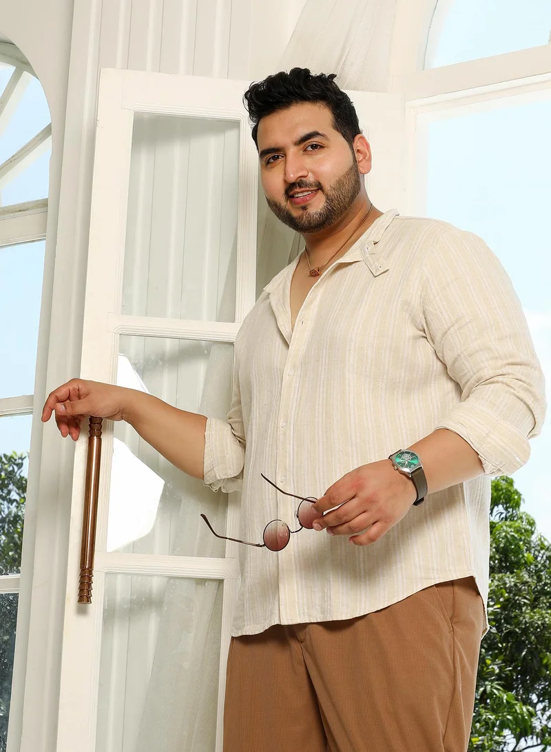 انستافاب بلس قميص رجالي Instafab Plus مقاس كبير بياقة ممتدة مخططة بيج وأوف وايت للاستخدام اليومي