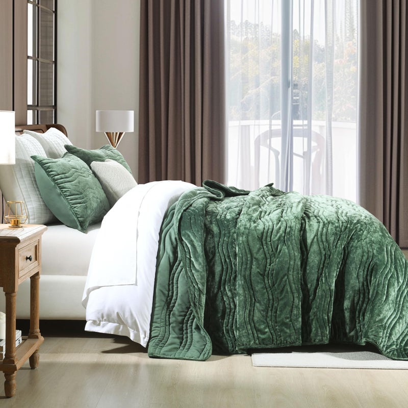 AJOCCI Luxury Velvet Queen Comforter Set, Green Queen Size Comforter Sets, Emerald Green Queen Quilt Bedding Set, Luxurious Plush Bedspreaqd Sets,Soft Lightweight Bedding for All Season - Image 2