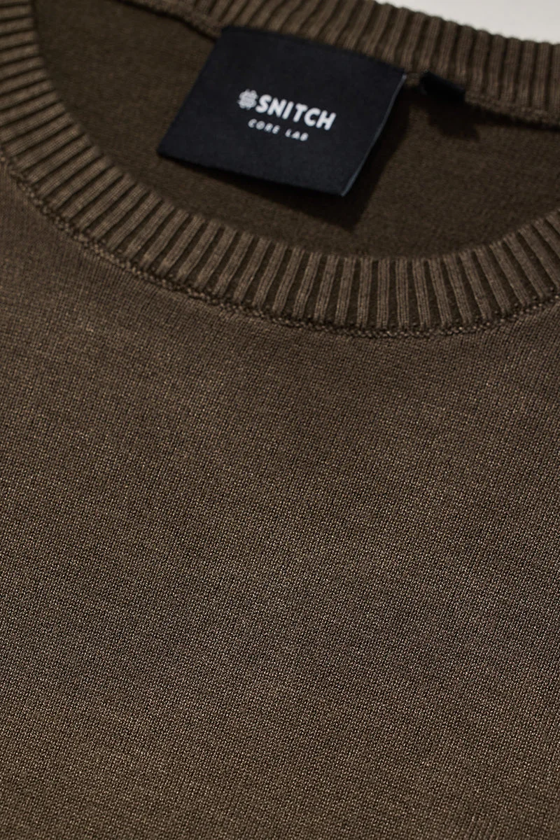 SNITCH كنزة سادة بنية داكنة من كور لاب