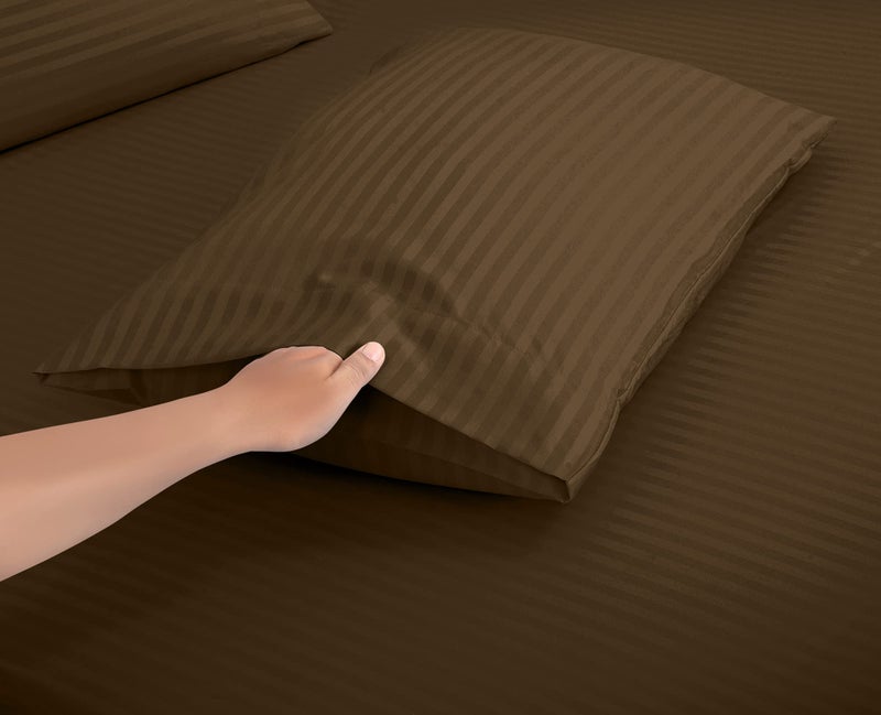 ROYALE LINENS مجموعة صفيحة سرير مخططة من رويال - ألياف ميكروفيات 1800 فرشاة - ورقة واحدة مجهزة 1 ورقة مسطحة 2 وسادة - تجاعيد وتتلاشى مقاومة - 4 قطع ورقة مخطط دامشقي (الشوكولاتة الشوكية ممتلئة) - Image 4