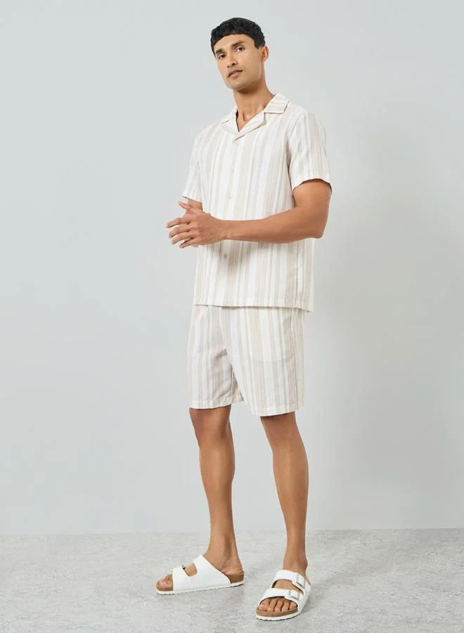 تايك تو مجموعة من قميص مخطط وشورت للرجال