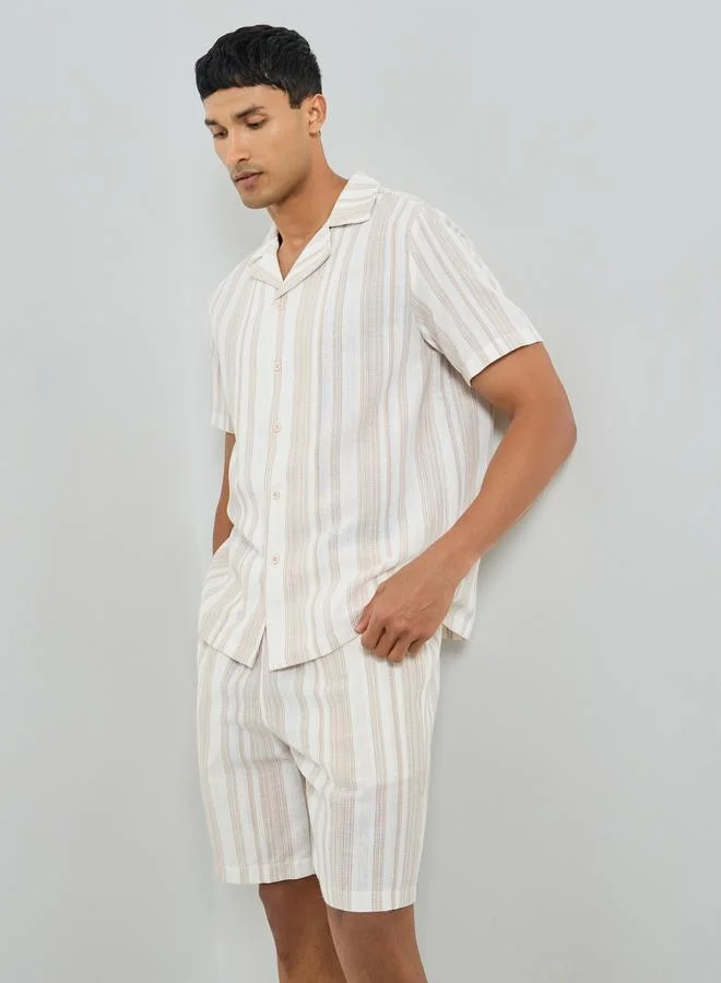 تايك تو مجموعة من قميص مخطط وشورت للرجال