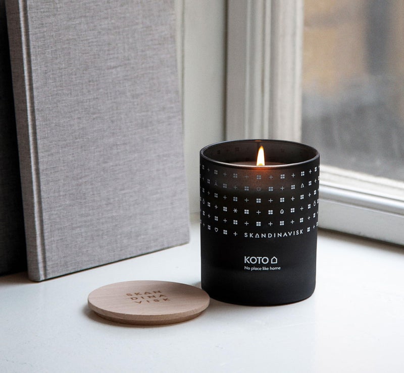 Skandinavisk KOTO 'Home' Scented Candle. Fragrance Notes: Vanilla Beans and Dried Orange Peel, Amber and Leather. 7.0 oz. - Image 4