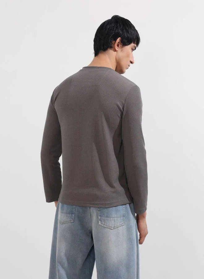 شركة المرآب الهندية Men Regular Fit Textured V-Neck Full Sleeves T-Shirt