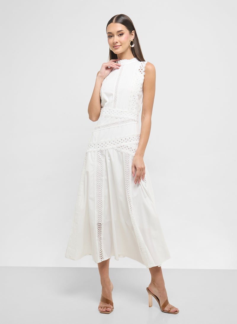 ايلا فستان دانتيل بياقة عالية - Image 1