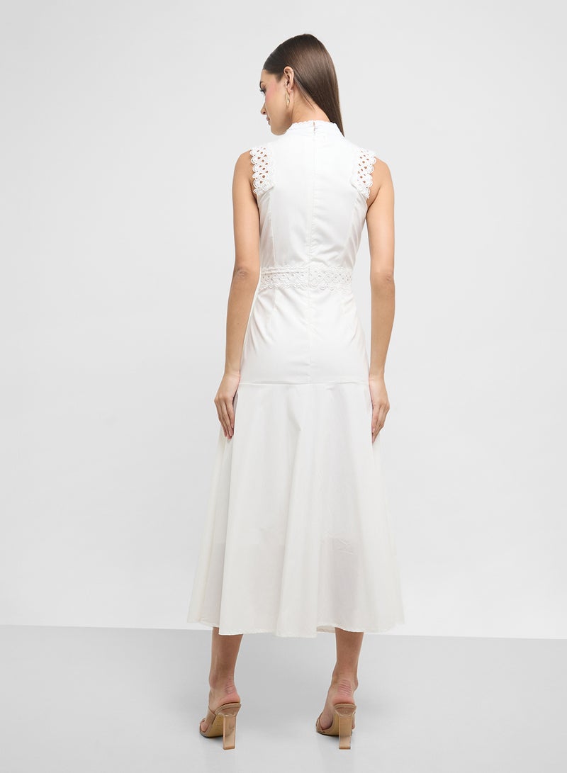 ايلا فستان دانتيل بياقة عالية - Image 2