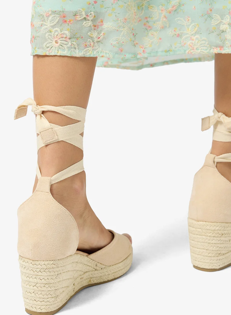 جينجر صنادل بكعب إسفين