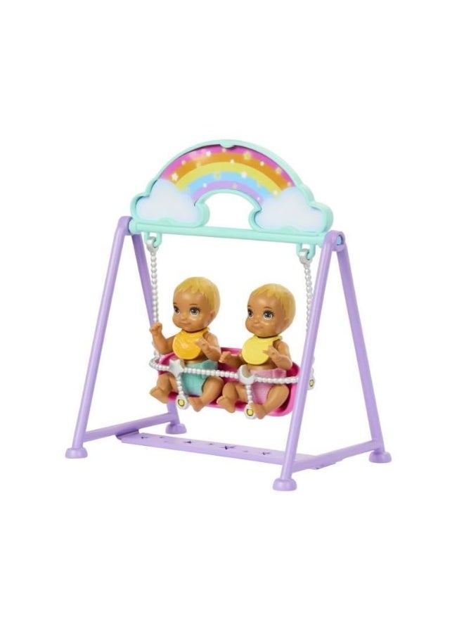 باربي مجموعة ألعاب سكيبر وحضانة الأطفال مع الملحقات، تتضمن دميتين صغيرتين، سرير أطفال، أرجوحة، لعبة رمي السهام والمزيد - Image 4