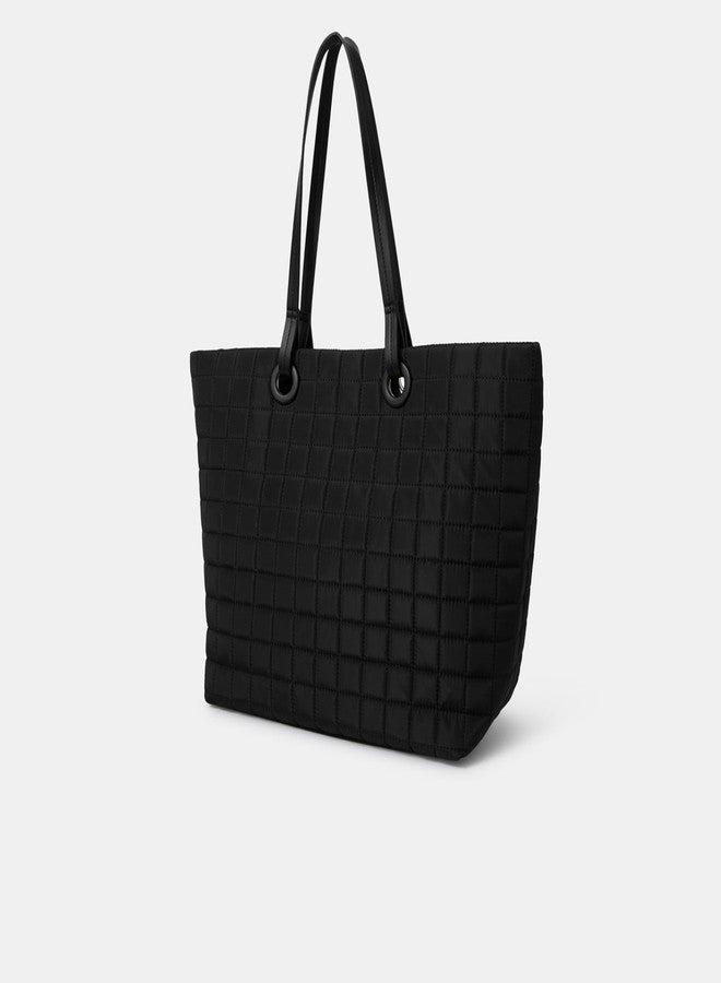 أكسيسورايز حقيبة تسوق نسائية من أكسسورايز لندن، مصنوعة من النايلون الأسود المبطن، مزينة بقلادة. - Image 3