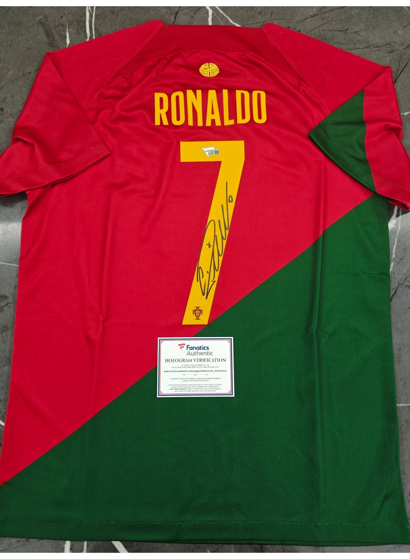 فاناتيكس قميص المنتخب البرتغالي الأحمر والأخضر لموسم ٢٠٢٢-٢٠٢٣، الموَقَّع بخط كريستيانو رونالدو (CR7)، والمصادَق عليه رسمياً من فاناتيكس (Fanatics). - Image 1
