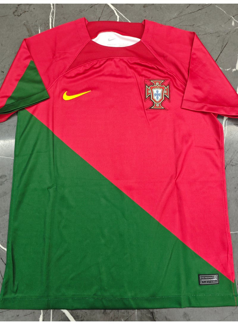 فاناتيكس قميص المنتخب البرتغالي الأحمر والأخضر لموسم ٢٠٢٢-٢٠٢٣، الموَقَّع بخط كريستيانو رونالدو (CR7)، والمصادَق عليه رسمياً من فاناتيكس (Fanatics). - Image 2