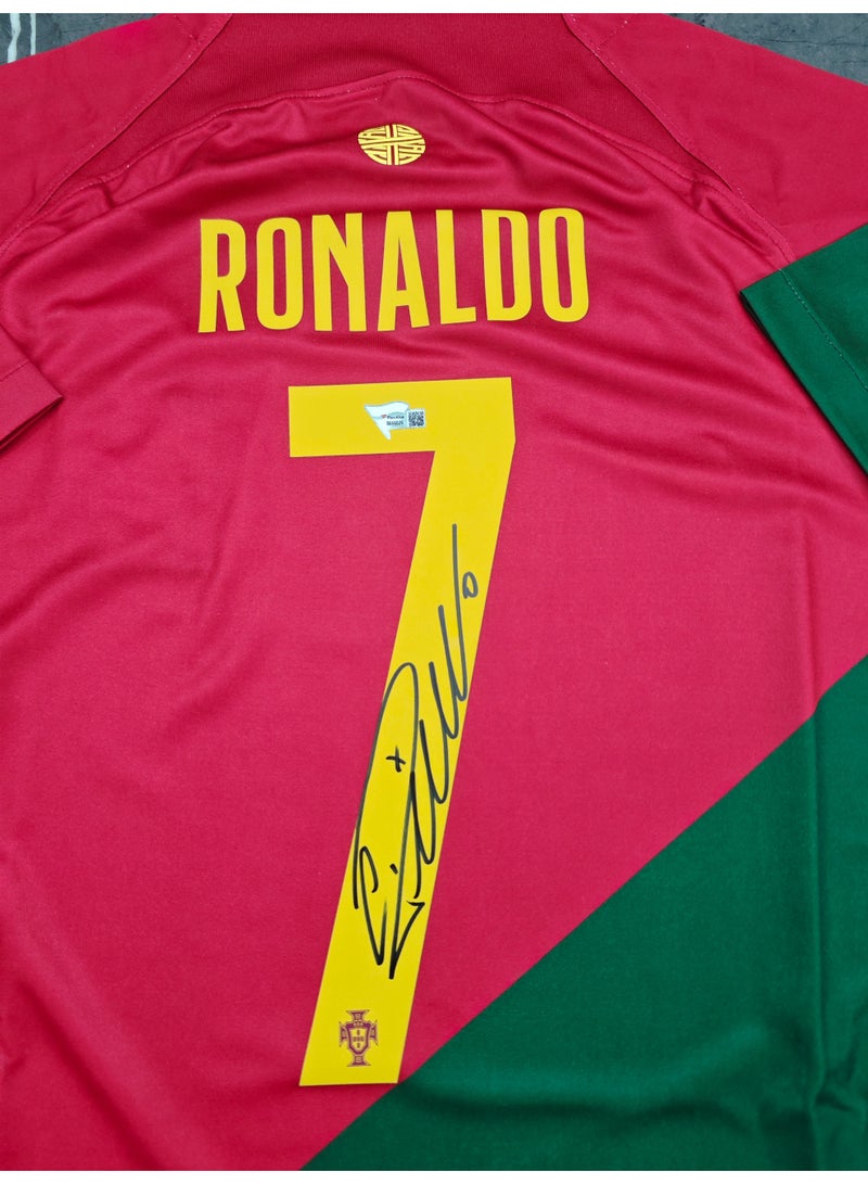فاناتيكس قميص المنتخب البرتغالي الأحمر والأخضر لموسم ٢٠٢٢-٢٠٢٣، الموَقَّع بخط كريستيانو رونالدو (CR7)، والمصادَق عليه رسمياً من فاناتيكس (Fanatics). - Image 3