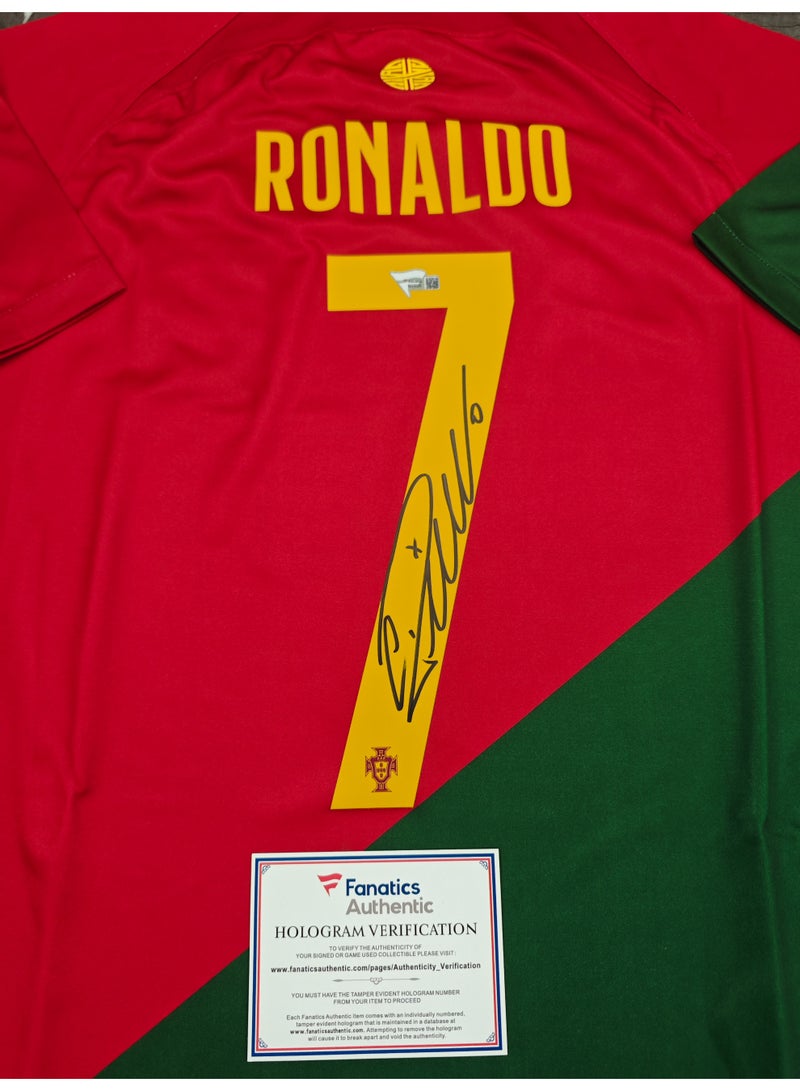 فاناتيكس قميص المنتخب البرتغالي الأحمر والأخضر لموسم ٢٠٢٢-٢٠٢٣، الموَقَّع بخط كريستيانو رونالدو (CR7)، والمصادَق عليه رسمياً من فاناتيكس (Fanatics). - Image 5