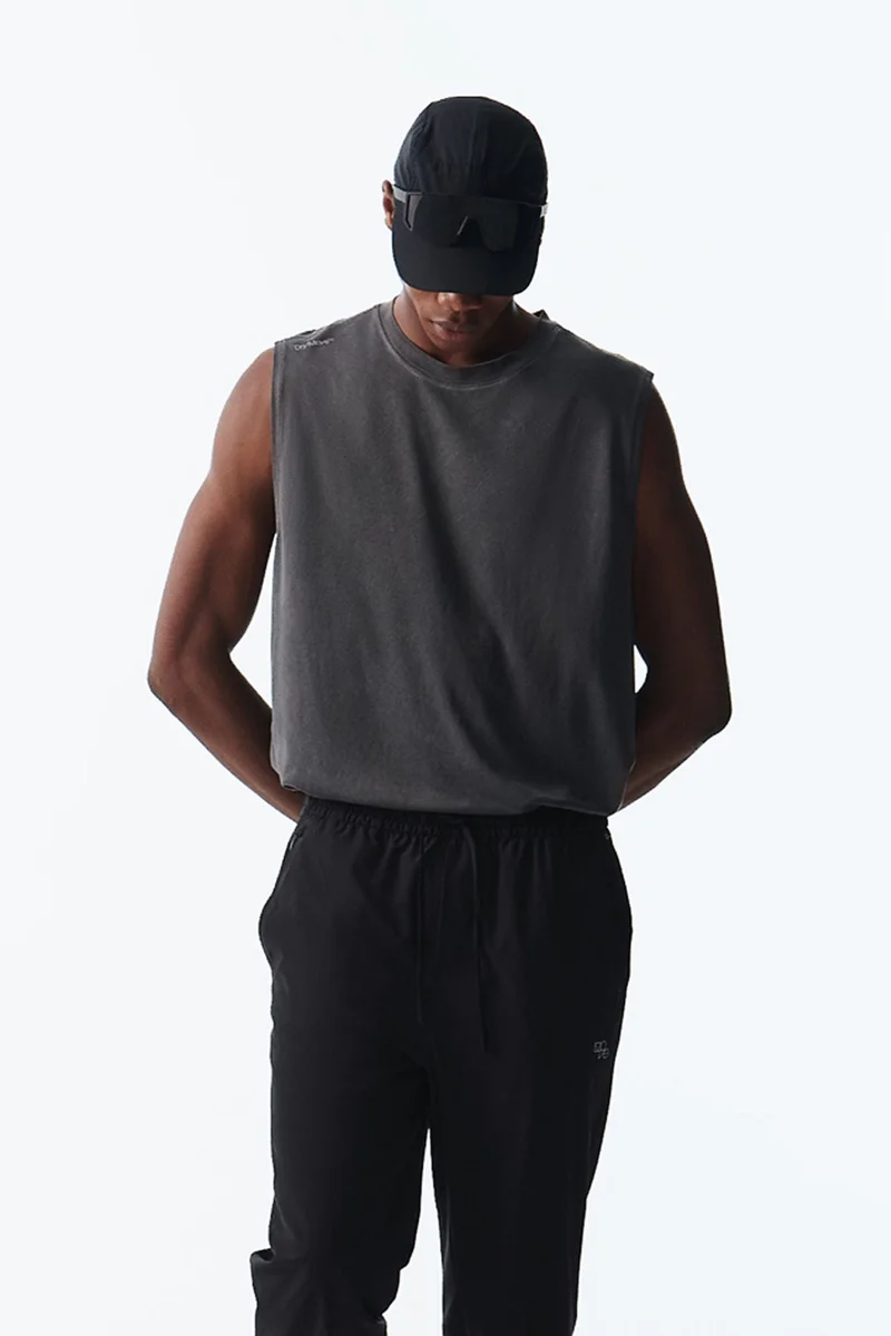 اتش اند ام بنطلون رياضي من نسيج دراي موف