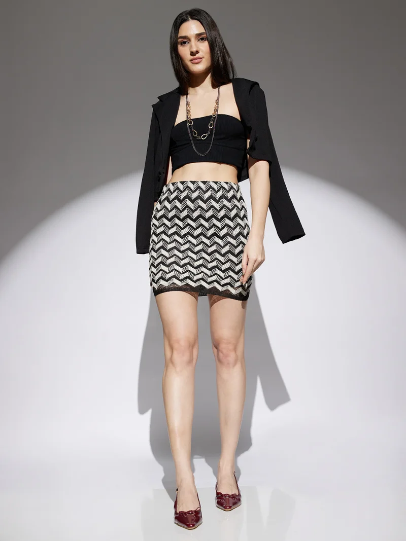 جلو باص تنورة قصيرة نسائية بخصر متوسط ونقش شيفرون كروشيه باللونين الأسود والأبيض