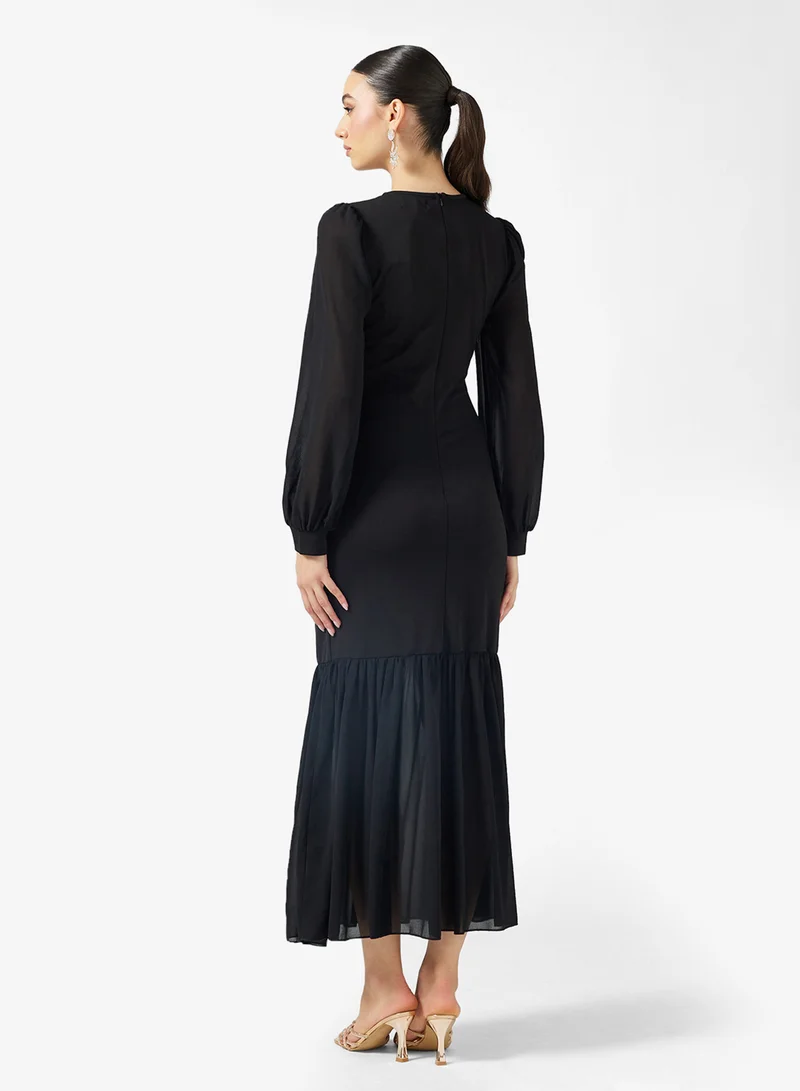 خزانة فستان مطرز