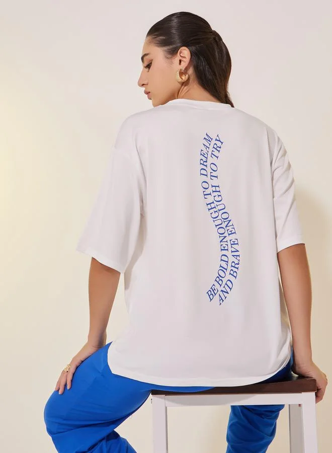 تايك تو تيشيرت بياقة مستديرة مقاس كبير بطبعة شعار على الظهر