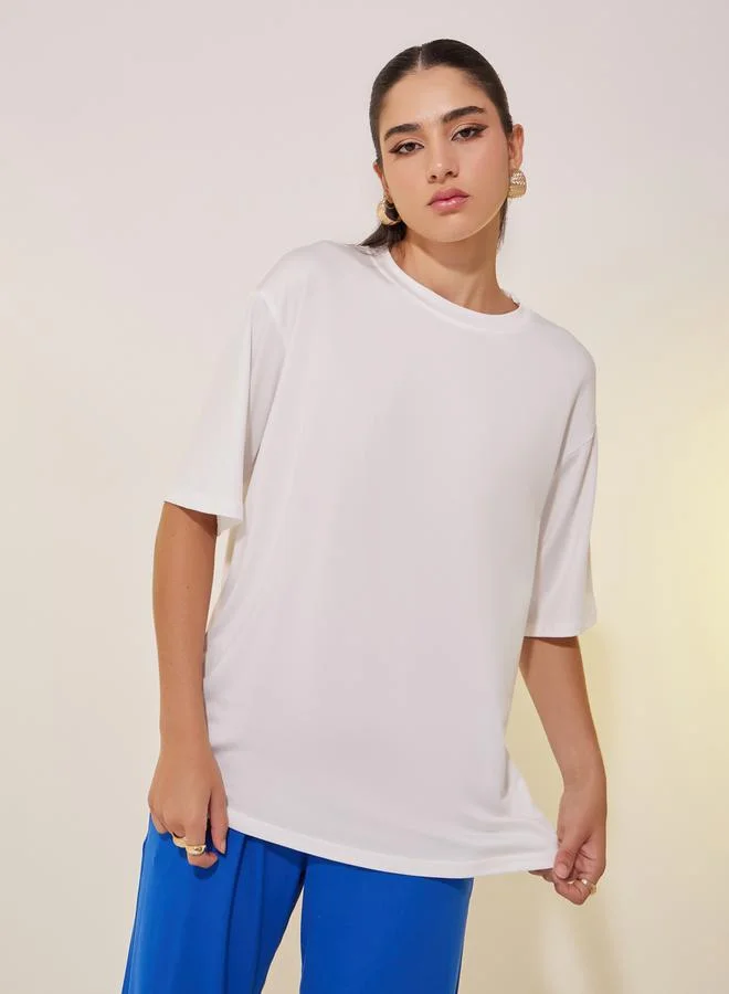 تايك تو تيشيرت بياقة مستديرة مقاس كبير بطبعة شعار على الظهر