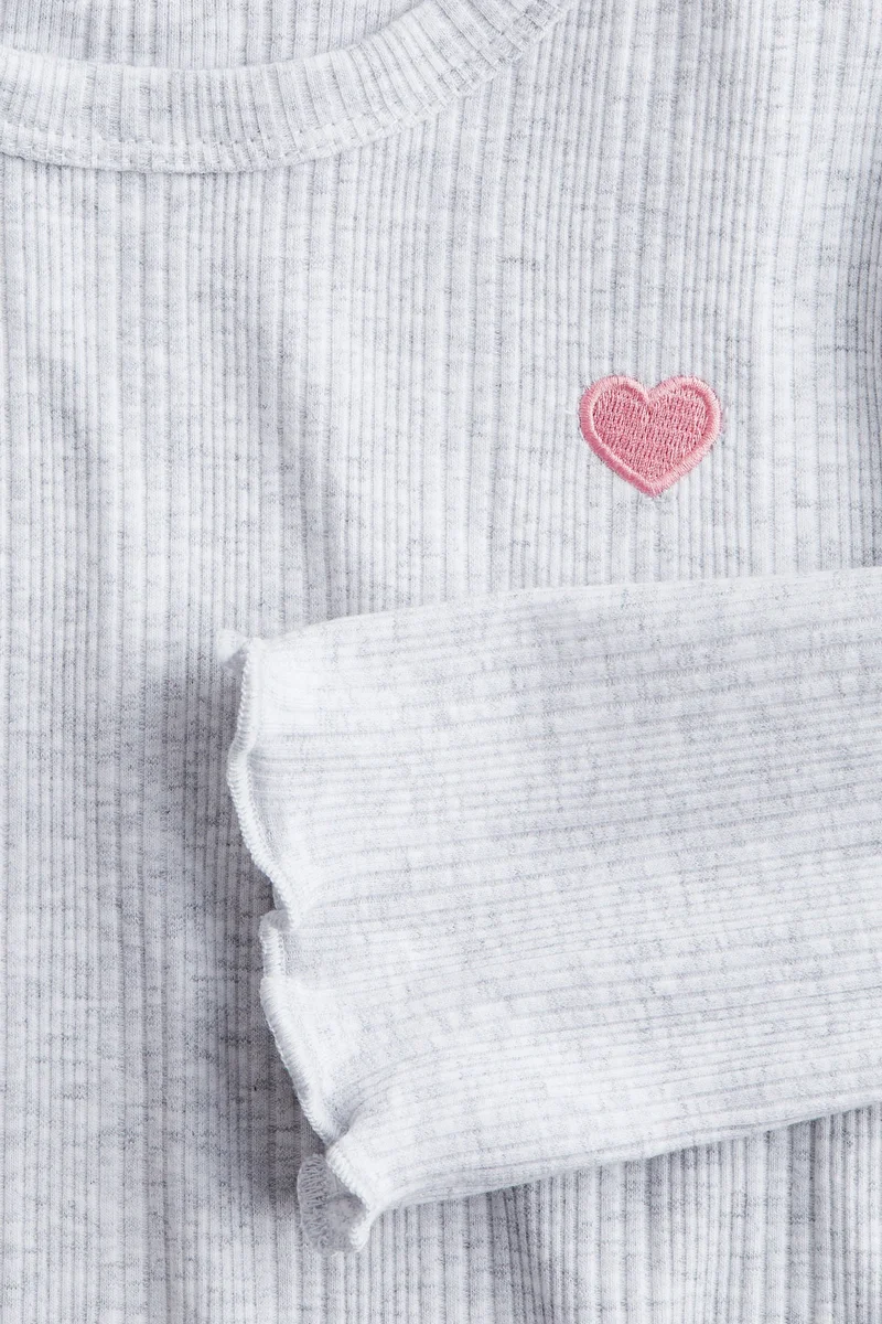 اتش اند ام بلوزة جيرسيه بتفاصيل مُطرزة